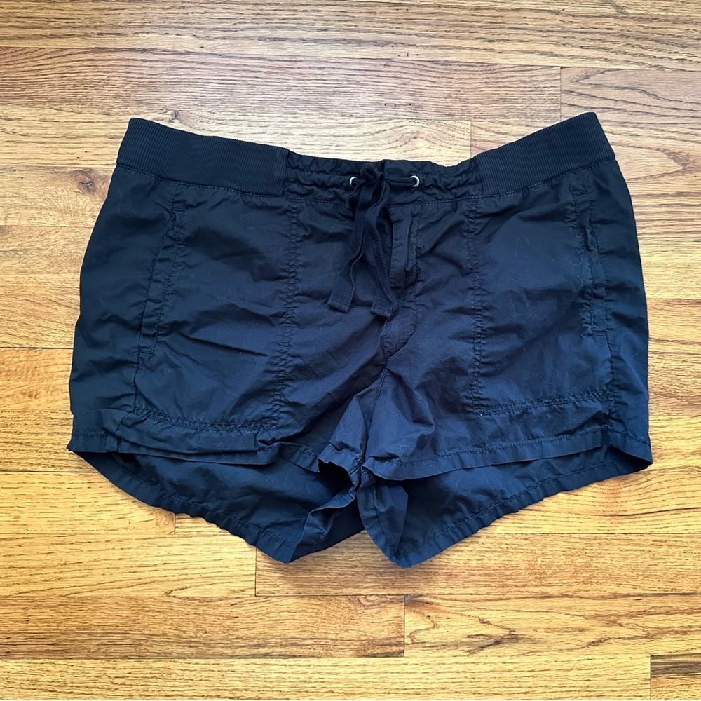 Lou & Grey black shorts size LG
